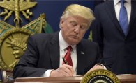 [포토]'난민 심사 강화' 행정명령에 서명하는 트럼프