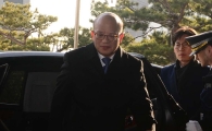 [포토]마지막 출근하는 박한철 헌재 소장 