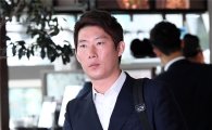 [포토]고영민 코치, '커피 한 잔의 여유'
