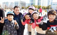광주시청 야외스케이트장 겨울명소 자리매김…7만5000여 명 다녀가