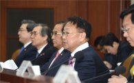 유일호 "1월 수출 3개월 연속 증가…설비투자 등 회복세 견인"