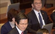 [포토]본회의 출석하는 황교안 권한대행