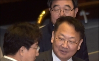 [포토]이야기 나누는 유일호·권선동