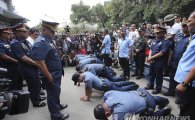 필리핀 경찰청장, 한국인 상대 금품 갈취 경찰들에게 '공개 얼차려'