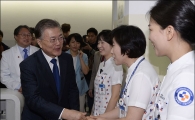 [포토]의료업 종사자 만나는 문재인