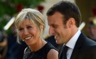 프랑스 대선 후보 마크롱, 부인보다 25세 연하…선생과 제자로 첫 만남