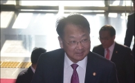 [포토]국회 본회의 출석하는 유일호 부총리