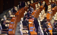 [포토]더불어민주당, 청와대 압수수색 촉구 피켓팅