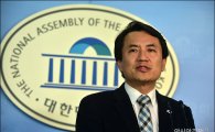 한국당 56명, 탄핵 각하 요청 탄원서 제출…"절차 자체가 부적법"