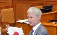 [포토]탄핵심판에 태극기 준비해 온 서석구 