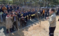 윤장현 광주시장, 직접고용 근로자 공무직 전환 기념식수 참석