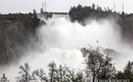 美 캘리포니아 오로빌 댐 범람 위기, 19만명 긴급 대피…12년 전부터 위험 제기