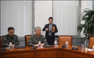 [포토]北 미사일 발사 보고 받는 유승민