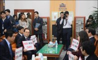 [포토]국회 환노위 위원장실 점거한 자유한국당