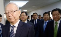 [포토]굳게 입다문 이병호 국정원장