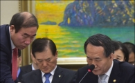 [포토]자료 건네받는 박승춘 보훈처장
