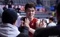 [포토]경기 지배한 이승현, '팬들과 승리의 하이파이브'