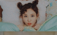 트와이스 'KNOCK KNOCK' 공개에 네티즌 "싹슬이 각" vs "뭔가 아쉽네"