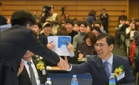 [포토]참석자들과 인사 나누는 안희정 지사