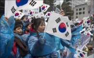 [포토]태극기 흔드는 아이들