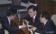 [포토]이야기 나누는 정우택·김선동