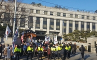 지금 헌법재판소 앞은 '난장판'…朴대통령 지지자 몰려