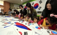 [포토]광주시 북구, 삼일절 태극기 그리기 체험