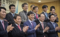 [포토]박수치는 안희정 지사