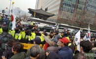 [3·1절 촛불집회]"경찰 향해 욕설까지"…과격해진 탄핵반대 집회