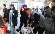 [포토]한국 떠나는 中 단체 관광객들 