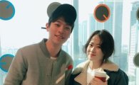 ‘아티스트’ 류현경·박정민, 나란히 서서 환한 미소 ‘영화 9일 개봉해요’