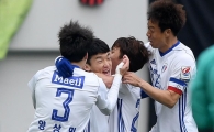 [포토]동료들과 선제골 기쁨 나누는 수원 김민우
