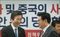 [포토]인사 나누는 정우택·윤병세