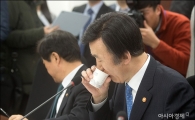 [포토]물 마시는 윤병세 장관