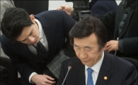 [포토]보고받는 윤병세 장관