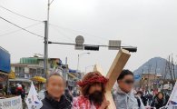 박사모, 붉은 가시 면류관 쓴 예수 복장으로 집회 참석…“박 대통령 부활 징조”