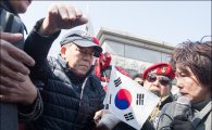 [포토]김평우 변호사, 헌재 앞 기자회견