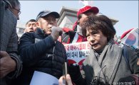 [포토]김평우, 헌재 앞 ‘장외 시위’