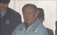 [포토]법정으로 향하는 강만수 전 산업은행장