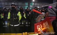 [포토]경찰차벽에 막힌 촛불 행진