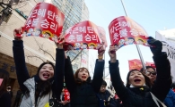 [대통령 파면]촛불 시민 5000여명 청와대 앞 '축하 퍼레이드'