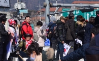 [포토]경찰차 오르는 태극기집회