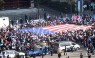 [포토]대형 성조기 들고 행진하는 태극기집회 참가자들