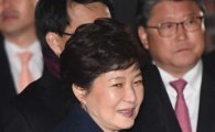 [포토]朴 전 대통령, 헌재 결정 불복 의사 밝혀 