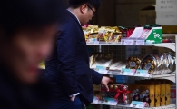 [포토]초콜렛 고르는 시민들