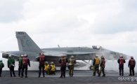 [포토]칼빈슨호에서 이륙 준비하는 F-18 호넷 