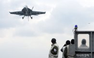 [포토]칼빈슨호에 착륙하는 F-18 호넷 