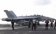 [포토]칼빈슨호, 착륙하는 F/A-18 전투기