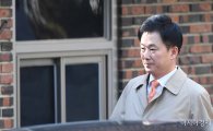 유영하 변호사, 朴사저 방문…두시간 가량 검찰소환 논의(종합)