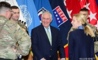 [포토]한·미 장병 격려하는 틸러슨 美 국무장관